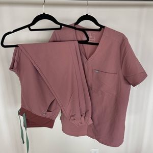 FIGS Mauve Scrub Set